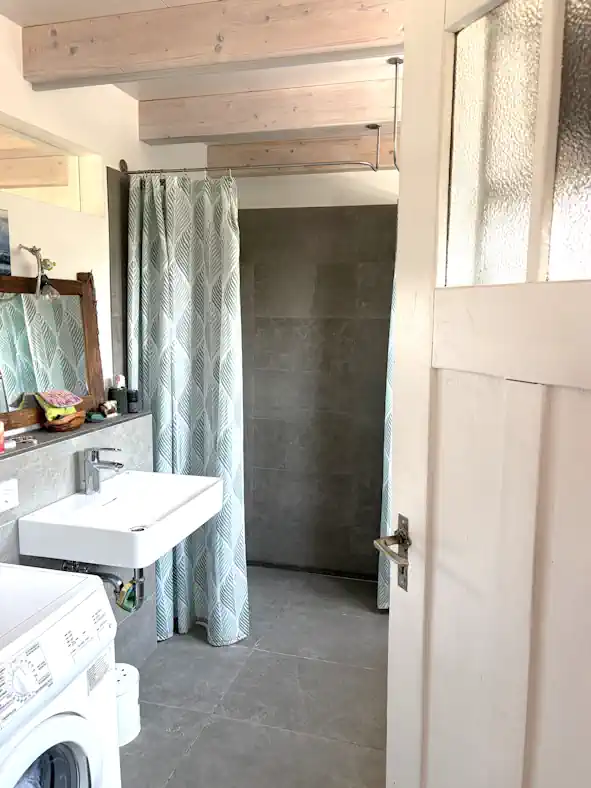 Modernes Badezimmer mit Dusche im Tiny House