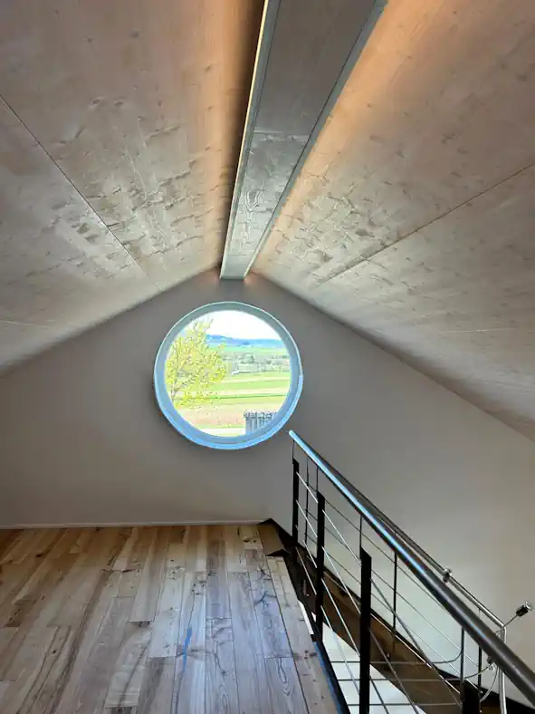 Großes Panoramafenster für viel Tageslicht