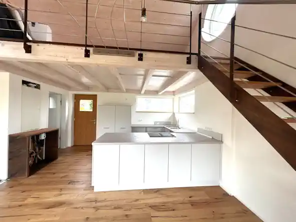 Blick von der Galerie in Richtung Küchenbereich