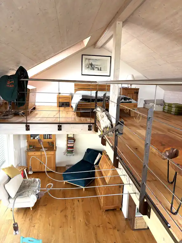 Blick von der Galerie auf den Wohnraum im Tiny House
