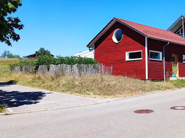 Gartenbereich rund um das Tiny House zur Miete