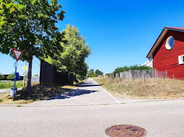 Nahegelegener Radweg und landschaftliche Umgebung