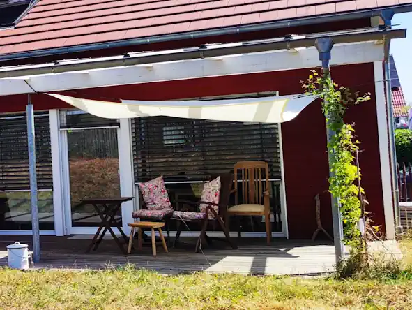 Tiny House in Rottenburg mieten – Holzterrasse und Außenbereich