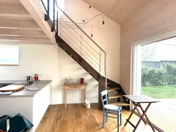 Platzsparende Holztreppe zur Schlafgalerie