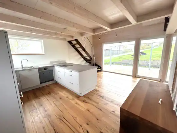 Heller Wohnbereich mit gemütlicher Atmosphäre im Tiny House
