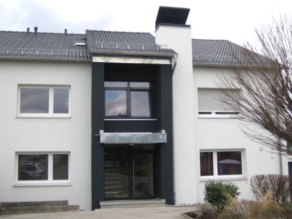 Unsere Wohnung befindet sich rechts neben der Eingangstüre. 